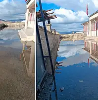 Aktaş İlkokulu'nun bahçesi göle döndü: Veliler yetkililerden acil çözüm bekliyor