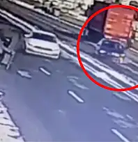 Batman'da feci kaza kamerada: Çarpmanın etkisiyle metrelerce savrulan yaya hayatını kaybetti