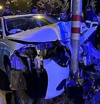 Batman'da otomobil trafik ışığı direğine çarptı: 3 yaralı