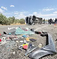 Diyarbakır'da Nişan Yolculuğu Kabusa Döndü: Minibüs Devrildi, 5 Kişi Hayatını Kaybetti