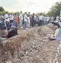 Diyarbakır'da Yürek Yakan Veda: 5 Kardeş ve 2 Yeğen Yan Yana Defnedildi