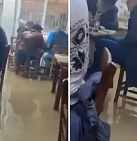 İstiflerini bozmadılar: Kahvehane sele teslim oldu ama Okey'e devam ettiler