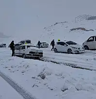 Kar yağışı etkisini artırdı: Kurtalan–Siirt yolu Kayabağlar kavşağı öncesinde trafiğe kapandı