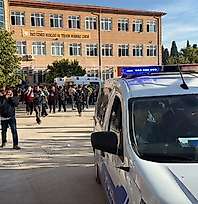 Manisa'da Lise Önünde Silahlı Saldırı: Öğrencilerin Yaralandığı Bildirildi
