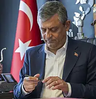 Özgür Özel ve 90 Milletvekili CHP'den İstifa Etti