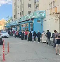 Şanlıurfa'da Balık Severlere Cumhuriyet Bayramı Hediyesi: Kilo Fiyatı 35 TL'den Hamsi Kuyruğu Oluştu