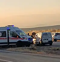 Siirt-Batman Karayolunda Hafif Ticari Araç ile Traktör Çarpıştı: 2 Yaralı