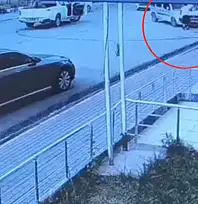 Siirt Baykan'da Şaşkına Çeviren Anlar! Sürücüsüz Araç İlerlemeye Başlayınca İki İşçi Aracın Önüne Atladı