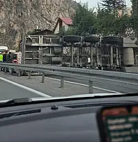 Siirt-Bitlis Yolunda TIR Devrildi: Ulaşım Durma Noktasına Geldi
