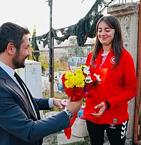 Siirt Gençlik ve Spor İl Müdürü, Dünya ikincisi Asya Viyan Elinç'i evinde ziyaret etti