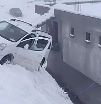 Siirt'in Baykan ilçesinde buzlanma kazası: Araç evin duvarında asılı kaldı