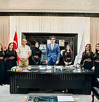 Siirt'in Bölge Şampiyonu Halk Oyunları Ekibi İl Millî Eğitim Müdürü İlhan Saz'ı Ziyaret Etti
