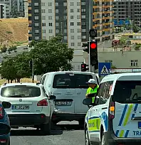 Siirt-Kurtalan Karayolunda Kaza: Kırmızı Işıkta Bekleyen Araca Arkadan Çarptı