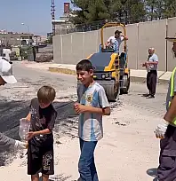 Siirt Kurtalanlı Çocuklar, 45 Derece Sıcakta Çalışan Asfalt İşçilerine Soğuk Su İkramı