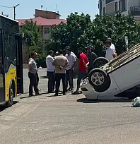 Siirt'te Belediye Otobüsü ile Hafif Ticari Araç Çarpıştı: Araç Takla Attı