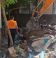 Siirt'te Çöp Eve Belediye Müdahalesi: 2 Kamyon Çöp Çıkarıldı