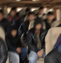 Siirt'te Durdurulan Araçta 12 Kaçak Göçmen Yakalandı