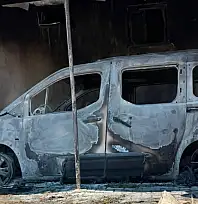 Siirt'te Hafif Ticari Araçta Başlayan Yangın Eve Sıçradı, Araç Küle Döndü