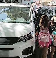 Siirt'te Kaldırıma Park Edilen Araçlar Öğrencileri Zor Durumda Bırakıyor