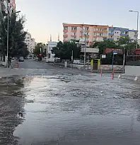 Siirt'te Kavşakta Rögar Taştı, Yol Suyla Kaplandı