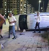 Siirt'te Kontrolden Çıkan Araç Kaldırıma Çıkıp Yan Yattı