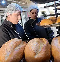 Siirt'te Meslek Lisesi Öğrencilerinin Emeği 14 Bin Ekmekle Sofralara Ulaşıyor