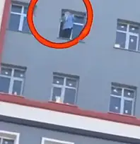 Siirt'te Metrelerce Yüksekte Güvenliksiz Temizlik: Yürekleri Ağıza Getiren Görüntü