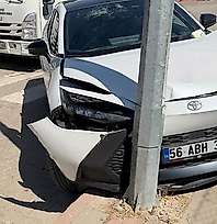 Siirt'te Otomobil Aydınlatma Direğine Çarparak Durabildi