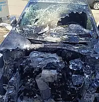 Siirt'te Park Halindeki Araç Alev Aldı, Diğer Araçlara Sıçrayan Yangında 2 Araç Kullanılamaz Hale Geldi
