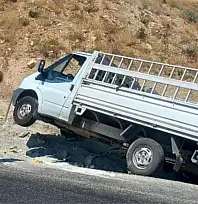 Siirt'te Sürücüsünün Direksiyon Hakimiyetini Kaybettiği Transit Yoldan Çıktı!