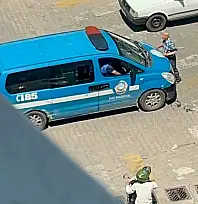 Siirt'te Tablasına El Konulan Seyyar Satıcı Zabıta Aracının Önüne Atladı