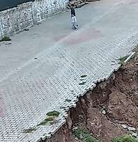 Siirt'te Yağış Sonrası Yol Çöktü: Mahalle Sakinleri Çözüm Bekliyor