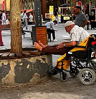 Siirt'te Yaşlı Adam Tüm Engellerine Rağmen Namazını Bırakmadı: O Anlar Kamerada