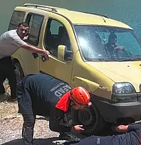 Siirt'te Yürekleri Ağza Getiren An! Araç Baraj Gölüne Devrilmek Üzereyken Kurtarıldı