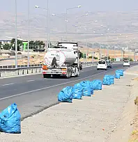 Siirtlilerin Akşam Vakti Dinlenip Çöp Alanına Çevirdiği Çevre Yolu Temizlendi