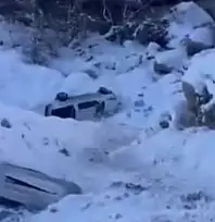 Şırnak-Siirt karayolunda buzlanma kazası: TPAO aracı metrelerce aşağı uçtu! 4 Kişi yaralandı