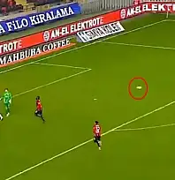Süper Lig'de ilginç anlar! Herkes kavgayı ayırırken o hücum edip gol attı