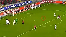 Süper Lig'de ilginç anlar! Herkes kavgayı ayırırken o hücum edip gol attı