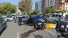 Batman'da Refüje Çıkan Araca Arkadan Çarpan Otomobilde 1 Kişi Yaralandı