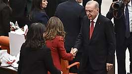 Erdoğan'dan Meclis'te dikkat çeken temaslar: Önce DEM Parti sıralarına gitti
