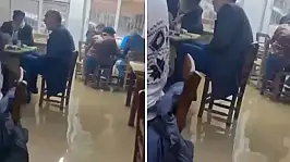 İstiflerini bozmadılar: Kahvehane sele teslim oldu ama Okey'e devam ettiler