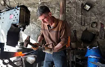 Siirt'te 60 yaşındaki usta, 45 yıldır demir dövüyor