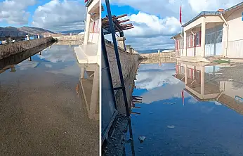 Aktaş İlkokulu'nun bahçesi göle döndü: Veliler yetkililerden acil çözüm bekliyor