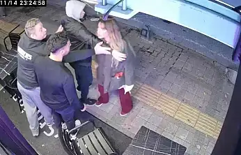 Bakırköy'de Siirtli alkollü kadın ortalığı birbirine kattı! Tekme atıp 'Belki çocuğun olmaz' dediği anlar kamerada