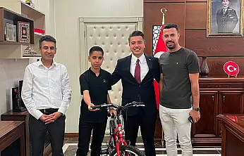 Baykan LGS Birincisi Emir Göktekin'e Kaymakamdan Bisiklet Hediyesi