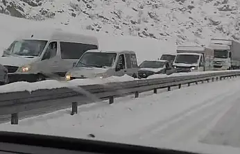 Bitlis–Siirt kara yolu yoğun kar yağışı nedeniyle durma noktasına geldi