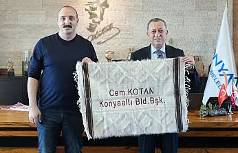 CHP Kurtalan İlçe Başkanı Karataş'tan Konyaaltı Belediye Başkanı Kotan'a Siirt'e özgü hediye
