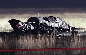 Gürcistan'da düşen askeri uçağın enkazından ilk görüntüler: 8 bin metrede üçe ayrıldı