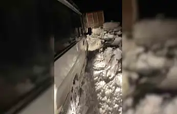 Siirt'te kar nedeniyle yolda kalan araçlar, lastik iziyle kurtuldu