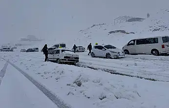 Kar yağışı etkisini artırdı: Kurtalan–Siirt yolu Kayabağlar kavşağı öncesinde trafiğe kapandı
